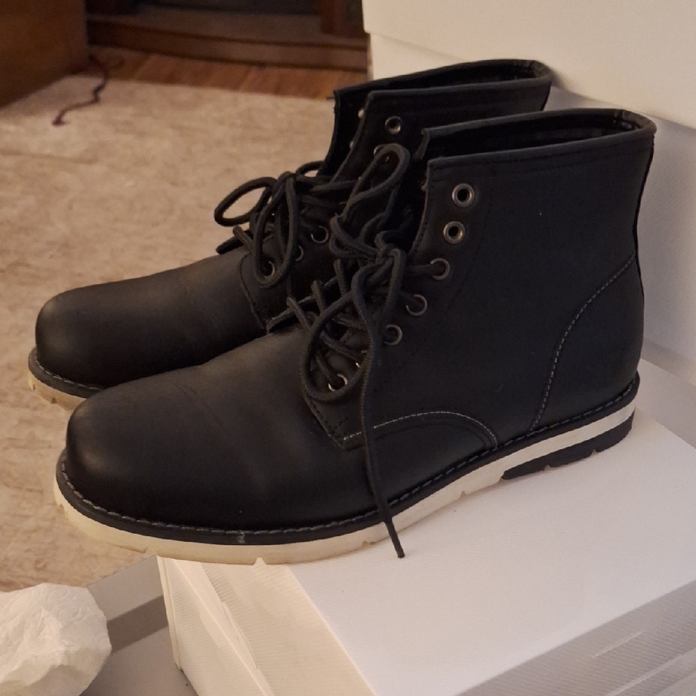 Men Black Boots - Picture 3 of 4